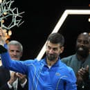 Srbský tenista Novak Djokovič oslavuje po jeho výhre nad Bulharom Grigorom Dimitrovom vo finále dvojhry na tenisovom turnaji ATP Masters 1000 v Paríži.