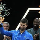 Srbský tenista Novak Djokovič oslavuje po jeho výhre nad Bulharom Grigorom Dimitrovom vo finále dvojhry na tenisovom turnaji ATP Masters 1000 v Paríži.