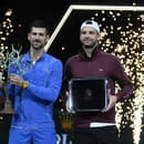 Srbský tenista Novak Djokovič (vľavo) pózuje s trofejou po jeho výhre nad Bulharom Grigorom Dimitrovom (vpravo) vo finále dvojhry na tenisovom turnaji ATP Masters 1000 v Paríži.