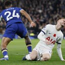 Až v 11. kole Premier League spoznali futbalisti Tottenhamu Hotspur prvého premožiteľa, keď v londýnskom derby podľahli Chelsea 1:4.