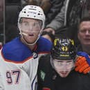 Connor McDavid (vľavo) bol v zápase s Vancouverom neustále atakovaný hráčmi súpera.