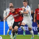 Denis Vavro (FC Kodaň) a Rasmus Hojlund (Manchester United) v súboji.