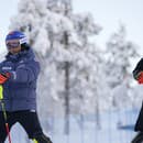 Na snímke vpravo slovenská lyžiarka Petra Vlhová a vľavo Američanka Mikaela Shiffrinová počas obhliadky trate pred štartom prvého kola slalomu žien Svetového pohára v alpskom lyžovaní žien vo fínskom Levi