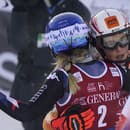 Mikaela Shiffrinová a Petra Vlhová sa objímajú po druhom slalome vo fínskom Levi.