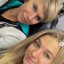 Lucie Neumannová spolu s mamou Kateřinou na ceste v lietadle do Turecka.