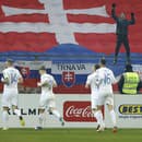 Slovenská futbalisti oslavujú gól do siete Bosny. 
