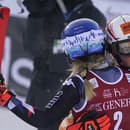 Na snímke Petra Vlhová objíma najväčšiu rivalku Mikaelu Shiffrinovú.  