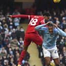 Súboj Cody Gakpo (Liverpool) verzus Manuel Akanji (City)