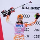 Slovenská lyžiarka Petra Vlhová oslavuje na pódiu druhé miesto v slalome Svetového pohára v americkom Killingtone.