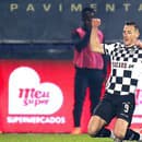 Slovenský futbalista v drese Boavisty Porto Róbert Boženík sa teší po strelení gólu.