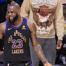 Legenda Los Angeles Lakers prehrala so svojím tímom na palubovke Philadelphie 94:138.