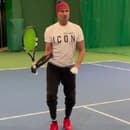 Roman Kostomarov sa po amputáciách učí hrať tenis.