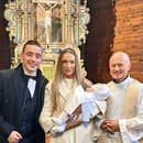 Marko Daňo s manželkou a synčekom v kostole.