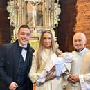 Marko Daňo s manželkou a synčekom v kostole.