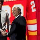 Gerry Bettman počas draftu NHL so Samuelom Honzekom.