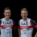 Nemecký cyklista Felix Groß (vľavo) je jazdcom tímu UAE Team Emirates.