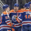 Hokejisti Edmontonu sa tešia po strelenom góle.