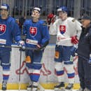 Sprava tréner slovenskej hokejovej reprezentácie Craig Ramsay a jeho zverenci Oliver Okuliar, Matej Kašlík a Andrej Kudrna počas tréningu na reprezentačnom zraze v Bratislave.