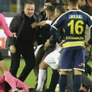 Turecké úrady v utorok zatkli prezidenta futbalového klubu MKE Ankaragücü Faruka Kocua a ďalšie dve osoby, ktoré sú obvinené z fyzického útoku na rozhodcu Halila Umuta Melera.