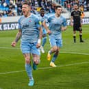 Juraj Kucka z ŠK Slovan Bratislava (v popredí) sa teší zo streleného gólu.