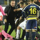 Turecké úrady v utorok zatkli prezidenta futbalového klubu MKE Ankaragücü Faruka Kocua a ďalšie dve osoby, ktoré sú obvinené z fyzického útoku na rozhodcu Halila Umuta Melera.