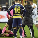 Turecké úrady v utorok zatkli prezidenta futbalového klubu MKE Ankaragücü Faruka Kocua a ďalšie dve osoby, ktoré sú obvinené z fyzického útoku na rozhodcu Halila Umuta Melera.