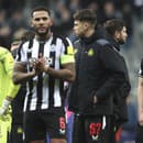 Slovenský brankár v drese Newcastle United Martin Dúbravka (vľavo) a jeho spoluhráči.