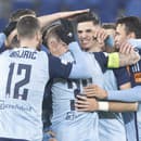 Na snímke druhý sprava Marko Tolič (Slovan) sa teší so spoluhráčmi po strelení svojho druhého gólu.