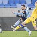 Na snímke zľava Aleksandar Čavrič (Slovan) a Filip Kaša (DAC) v zápase.