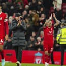 Nemecký tréner Jürgen Klopp (uprostred) ďakujem fanúšikov za skvelú atmosféru v derby. 