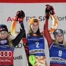 Víťazná slovenská lyžiarka Petra Vlhová (uprostred) pózuje na pódiu s druhou Američankou Mikaelou Shiffrinovou (vľavo) a treťou Rakúšankou Katharinou Truppeovou.