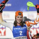 Slovenská lyžiarka Petra Vlhová oslavuje na pódiu po jej víťazstve 2. kola slalomu Svetového pohára v alpskom lyžovaní vo francúzskom stredisku Courchevel.