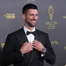 Novak Djokovič pózuje na ocenení Ballon d'Or (Zlatá lopta).