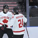 Na snímke vľavo kanadský hráč Conor Geekie oslavuje gól, vpravo jeho spoluhráč Denton Metychuk.