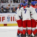 Českí hokejisti sa tešia po strelení gólu.