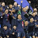  Na snímke v pozadí uprostred hore slovenský futbalista Paríža St. Germain Milan Škriniar oslavuje víťazstvo.