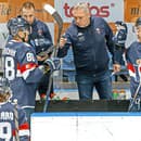 Tréner HC Slovan Bratislava Peter Oremus (v strede).