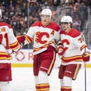 Slovenský hokejista Martin Pospíšil (vpravo) prispel v noci na nedeľu v NHL gólom k triumfu Calgary nad Montrealom 5:2.