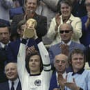 MS 1974: Kapitán Nemecka Franz Beckenbauer s pohárom pre majstrov sveta!