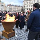 Stovky ľudí sa zišli pre Univerzitou Karlovou, pietnym pochodom si uctili obete tragédie.