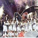 Futbalisti Realu Madrid oslavujú triumf v španielskom Superpohári. 