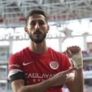 Futbalista Sagiv Jehezkel  z Antalyasporu ukazuje do kamery obviazané zápästie s odkazom na konflikt v Pásme Gazy 