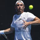 Slovenský tenista Lukáš Klein odvracia loptičku Juhokórejčanovi Soon-Wo Kwonovi v 1. kole dvojhry na grandslamovom turnaji Australian Open.