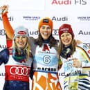 Tri najlepšie slalomárky sezóny - zľava Američanka Shiffrinová, Slovenka Vlhová a Nemka Lena Dürrová. Ktorá z nich získa v Jasnej najviac?