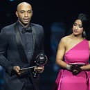 Moderátor večera Thierry Henry márne čaká na Messiho. Trofej prevzal za neho.