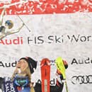 Americká lyžiarka Mikaela Shiffrinová sa teší na pódiu po triumfe v nočnom slalome.