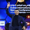 Portugalský futbalista Cristiano Ronaldo máva počas slávnostného vyhlásenia ankety Globe Soccer Awards