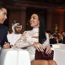Portugalský futbalista Cristiano Ronaldoa jeho partnerka Georgina Rodriguezová sa usmievajú počas slávnostného vyhlásenia ankety Globe Soccer Awards