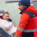 Adam Žampa v opatere zdravotníkov po zranení v Jasnej.