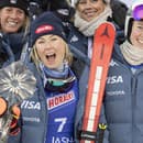 Americká lyžiarka Mikaela Shiffrinová sa raduje na pódiu s tímom z druhého miesta v obrovskom slalome žien v rámci Svetového pohára v alpskom lyžovaní v Jasnej.